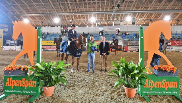 Alpenspan Sales manager Wolfgang Pirker was happy that the winner of the Alpenspan Price at the CSI2* Arena Nova came from Styria: Alfred Greimel. © horsesportsphoto.eu
