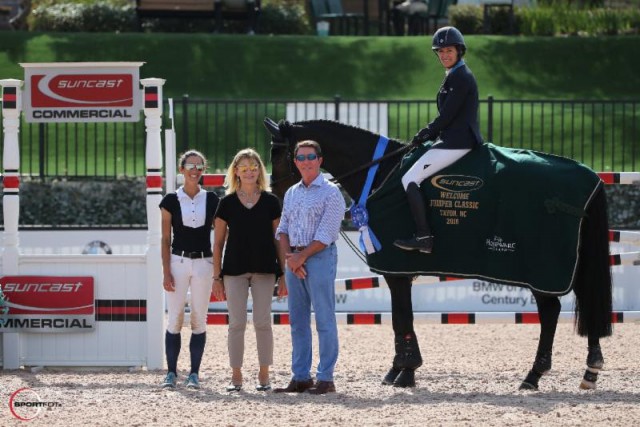 Laura Kraut and Nouvelle in their presentation ceremony with Lauren Tisbo, Jeannie Tisbo, and Tom Tisbo of Suncast®. © Sportfot