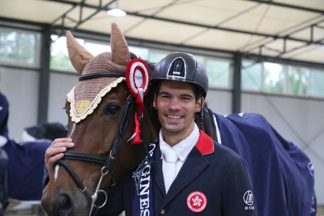 Bis über beide Ohren strahlte Patrick Lam (hier mit Al Capone). © Facebook Hongkong Equestrian Federation Official