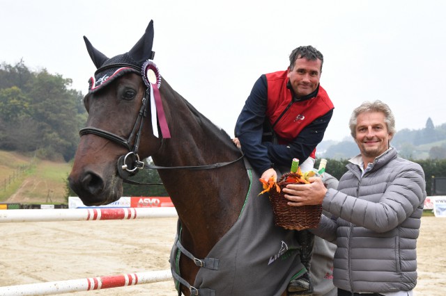 Alexander Schönberg nimmt im Sattel von Cooper die Glückwünsche von Konrad Pistolnig, einem langjährigen Sponsor in Preding, entgegen. © horsesportsphoto.eu