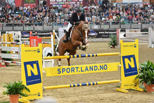 Trotz ausgerenkter Hüfte sprang Publikumsliebling Hugo Simon (ST) in der Arena Nova mit C T auf Platz zwei im Großen Preis vom SPORT.LAND.NÖ. © horsesportsphoto.eu