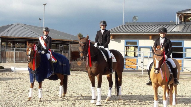 Die Podestplätze der Klasse Jugend: Ronja Viktoria Pölz, Claira Benedict und Leon Aschauer. © EQWO.net / Karina Schröer