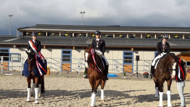 Alina Mück, Chiara Popinger und Kristina Schober sicherten sich Gold, Silber und Bronze bei den Jungen Reitern. © EQWO.net / Karina Schröer