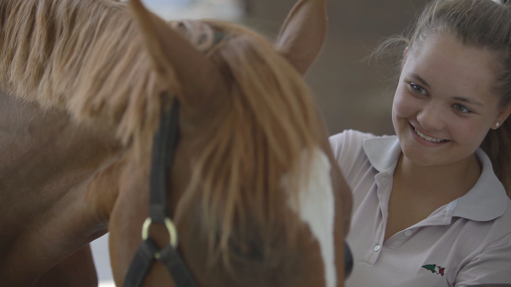 EQWOserie HERZENSPFERDE: Sophie und ihr Pony „Girlfriend“