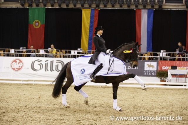 Die strahlende Siegerin des CDI 4* Grand Prix in Oldenburg -Inessa Merkulova und Mister X. ©Stefan Lafrentz