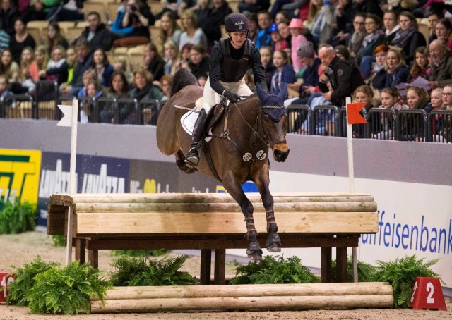 Kendra-Claricia Brinkop sicherte sich mit A la Carte in Oldenburg den Sieg im Großen Preis und in der Qualifikation zum EY-Cup-Finale. © Stefan Lafrentz