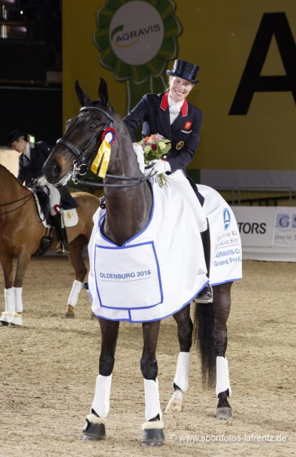 Die strahlende Siegerin Laura Tomlinson im Sattel von Rosalie beim CDI 4* in Oldenburg. © StefanLafrentz