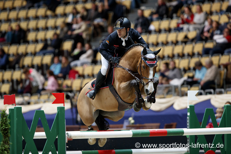 Der Brite Ben Talbot und Sacramento sicherten sich am ersten Tag der Munich Indoors den Sieg in einer Springprüfung über 1,45 Meter. © Stefan Lafrentz