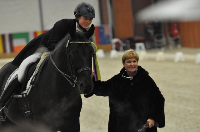 Gratulation an Kerstin Kronaus (B): Mit Sir Stanislaus 3 platzierte sie sich in Polen auf dem hervorragenden dritten Rang. © Malgorzata Frysztak