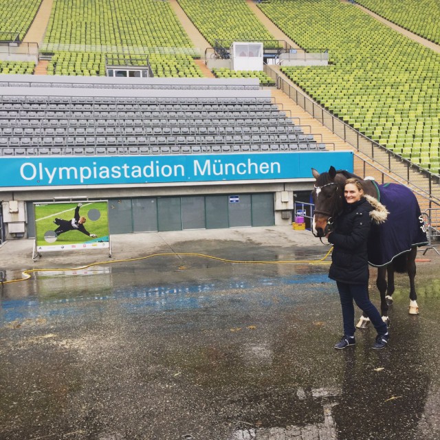 Fixkraft Teamreiterin Katharina Werndl und ihr Pezi Bär vor dem Olympiastadion in München. © Privat