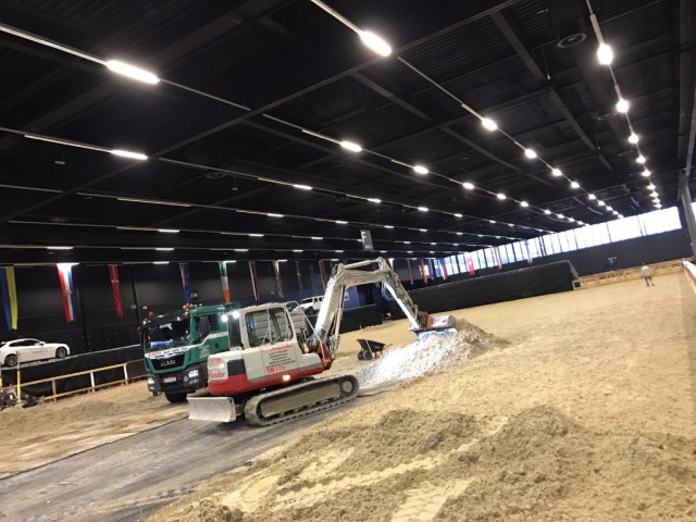 Rund 2.500 Tonnen horsedeluxe Sand braucht es um auf sieben Plätzen reiten zu können. © Mevisto Amadeus Horse Indoors