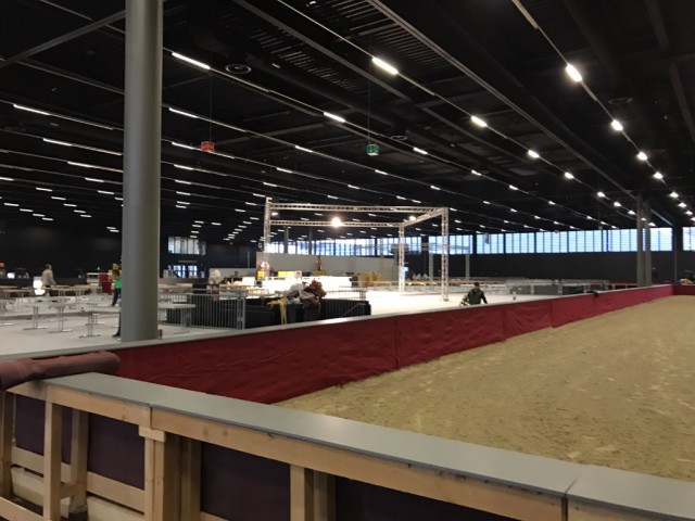 In der Messehalle entstehen der Aussteller- und Gastronomiebereich und zwei Reitplätze. © Mevisto Amadeus Horse Indoors