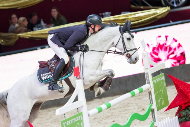 Felix Haßmann und Brazonado auf dem Weg zu Platz 2 im 4-Stern Eröffnungsspringen der Mevisto Amadeus Horse Indoors 2016. Robert Smith und Cimano E sind die Sieger im 4-Sterne Auftakt der Mevisto Amadeus Horse Indoors 2016. © Michael Graf