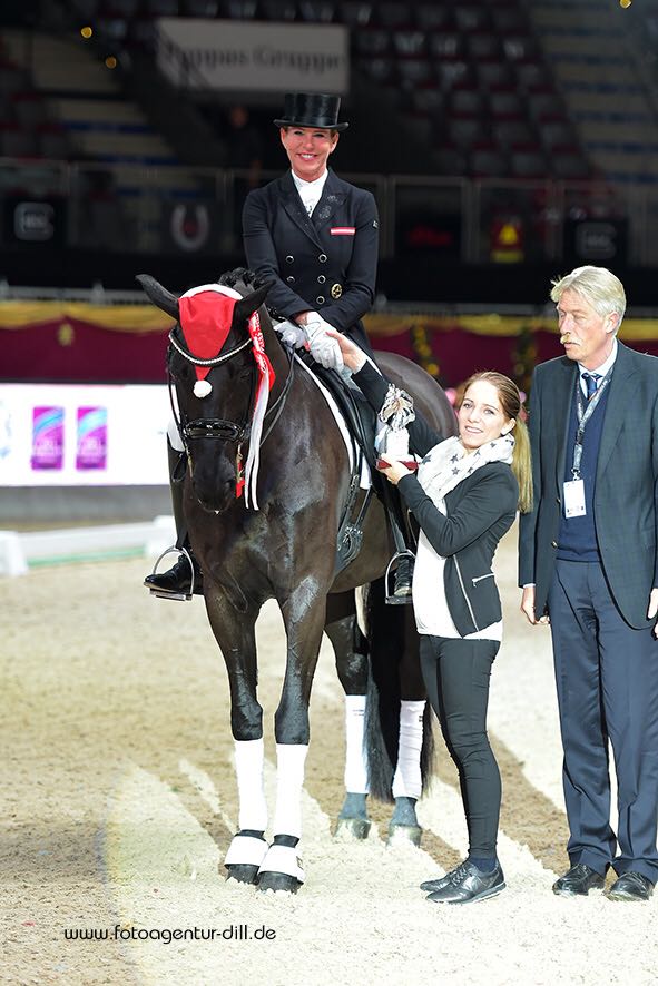 Die strahlende Zweiplatzierte Angela Hergeth und Umani im Weihnachtslook bei der Siegerehrung im Transpofix Dressage Cup bei den Mevisto Amadeus Horse Indoors in Salzburg. © www.fotoagentur-dill.de