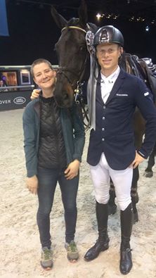 Überglücklich über den 5. Platz im 5* Grand Prix beim Longines Masters: Max Kühner und Cornet Kalua mit Groom Sara. © Max Kühner Sporthorses