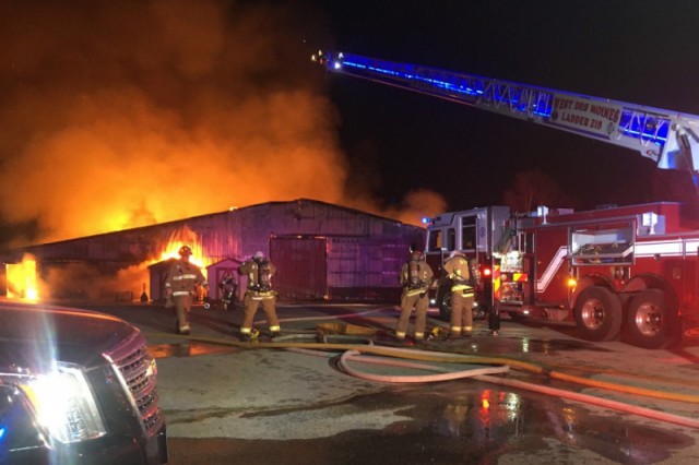 Die Löscharbeiten auf dem Maffitt Lake Equestrian Center. © West Des Moines Fire Marshal Mike Whitsell