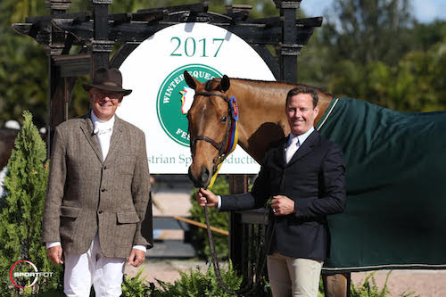  Scott Stewart and Celebration in their championship presentation with ringmaster Steve Rector. © Sportfot 