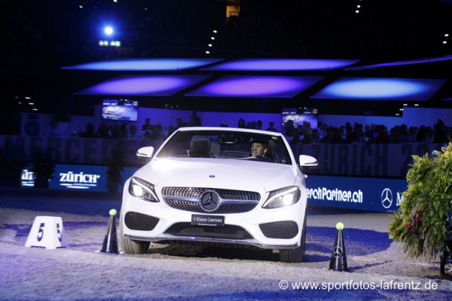 Simon Delestre im schnittigen Merceses Benz beim Jump and Drive. © Stefan Lafrentz