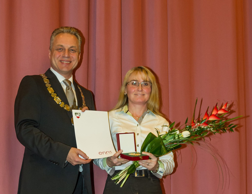 Gratulation an Astrid Kneifel: Die oberösterreichische Springreiterin wurde mit dem Sportehrenpreis der Stadt Enns ausgezeichnet. © Simlinger Wolfgang - Cityfoto