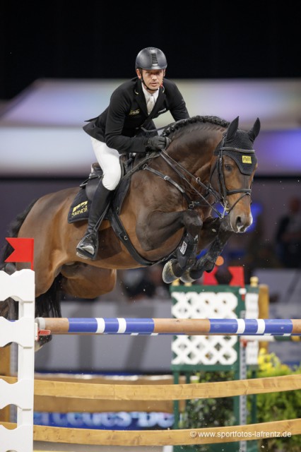 Erstplatzierter Marco Kutscher im Sattel von Van Gogh beim Art on Ice Championat (1,50m).