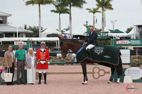 Todd Minikus in his winning presentation (Quite Cassini standing in for Zephyr) with Mike Pappas, Jim Corbin, and Joy Linet of Illustrated Properties, and ringmaster Steve Rector. © Sportfot