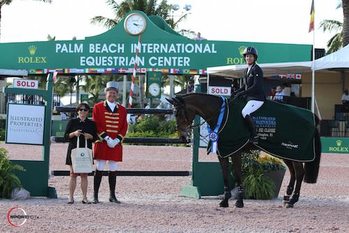 Laura Kraut and Nouvelle in their winning presentation with Roberta Feinberg of Illustrated Properties and ringmaster Steve Rector. © Sportfot