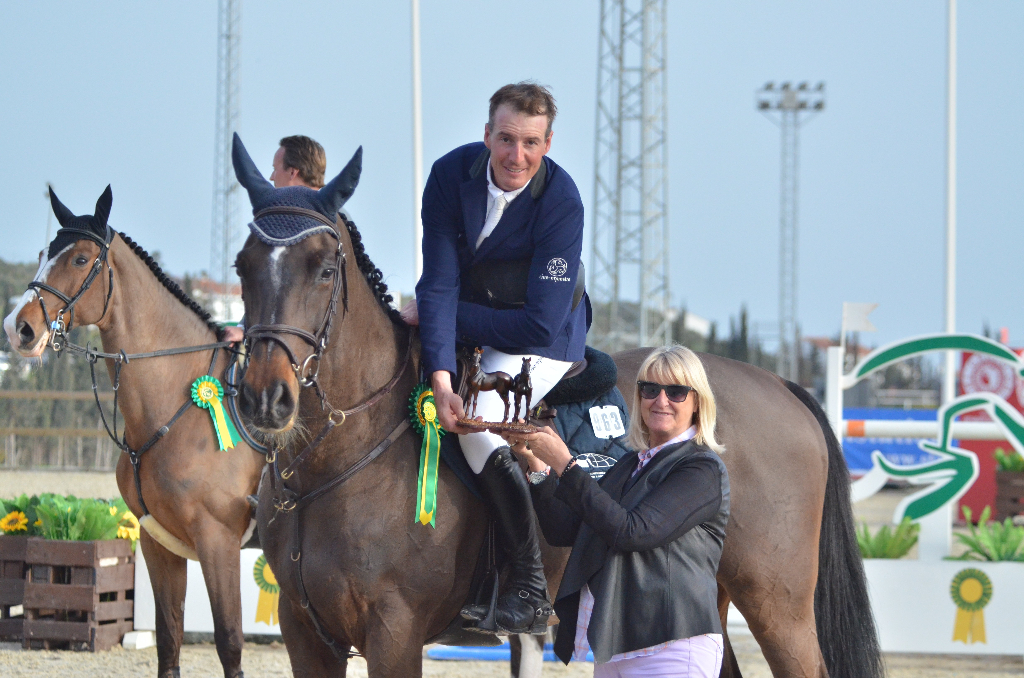 Der stolze Sieger der 1,40m-Premium-Tour - Benjamin Wulschner und Coeur de Canturo. © Equestrian Sports Events - Herbert Ulonska