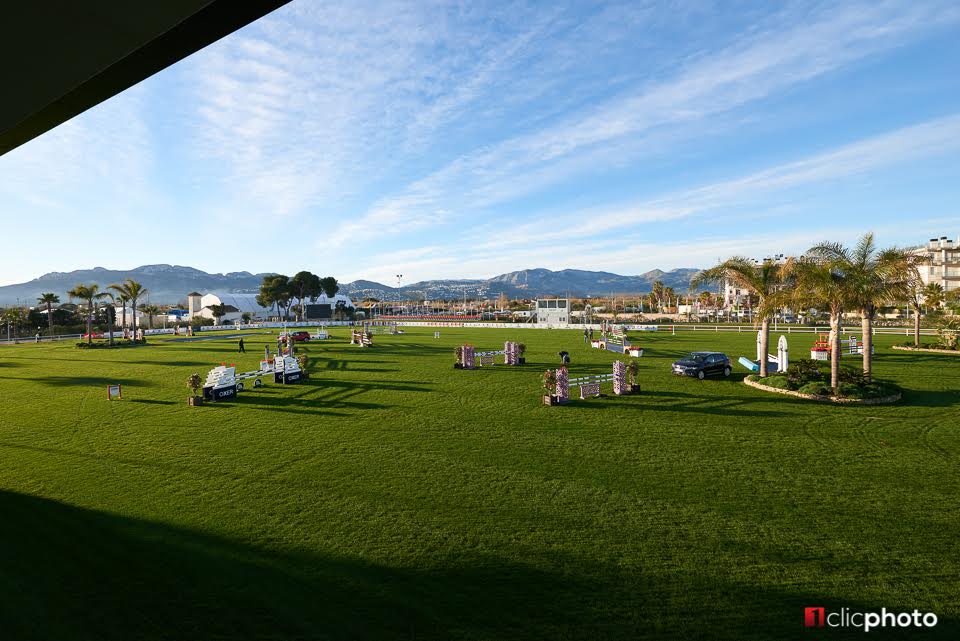 Während bei uns der Winter herrscht, kommen in Oliva (Spanien) Frühlingsgefühle auf. © 1clicphoto.com I Herve Bonnaud