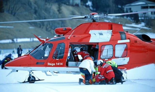 Der Jockey von Boomerang Bob, George Baker aus Großbritannien, musste mit dem Helikopter ins Krankenhaus gebracht werden. © swiss-image.ch