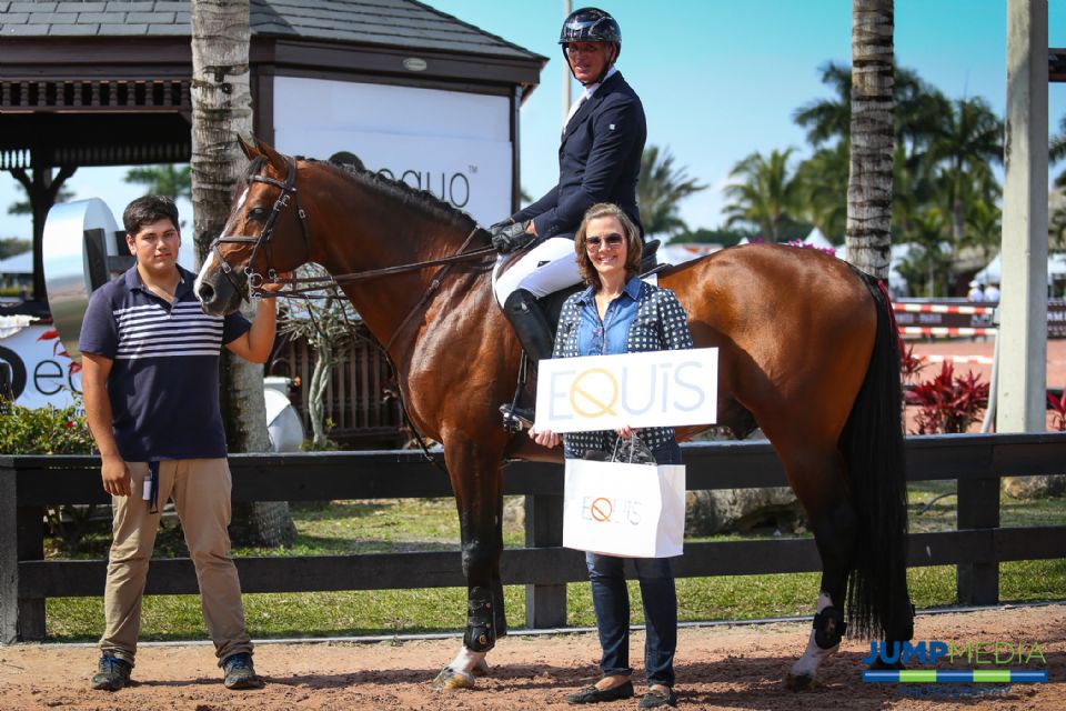 From left to right: Groom Arnulfo Novoa and Freddie Vazquez aboard Zippo Z are presented with the Equis Boutique Best Presented Horse Award by Equis Boutique co-founder Elena Couttenye at the Winter Equestrian Festival in Wellington, FL. © Jump Media