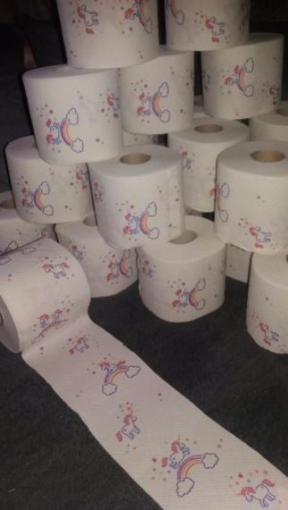 Das Einhorn Toilettenpapier kann euer stilles Örtchen verschönern - doch der Preis hat sich gewaschen! © Ebay