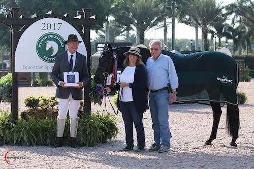 Mindful in his championship presentation with ringmaster Steve Rector and owners Selma and Ken Garber. © Sportfot
