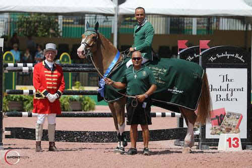 Paulo Santana and Taloubet in their winning presentation with ringmaster Steve Rector and groom Fabian Acre. © Sportfot