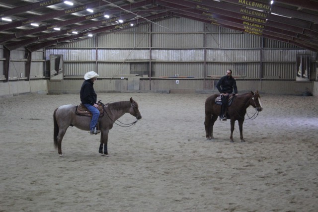 Gemeinsam am Pferd: Trainer Joedy Cunningham auf seinem Roany, Denis auf Joe, einem Schulpferd vom Schaflerhof. © Birgit Reiß