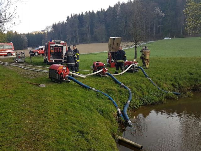 Die Löscharbeiten erwiesen sich mangels Wasser schwierig: Zubringerleitungen vom 150 Meter entfernten Bach mussten errichtet werden. © ff.st.ruprecht.at 