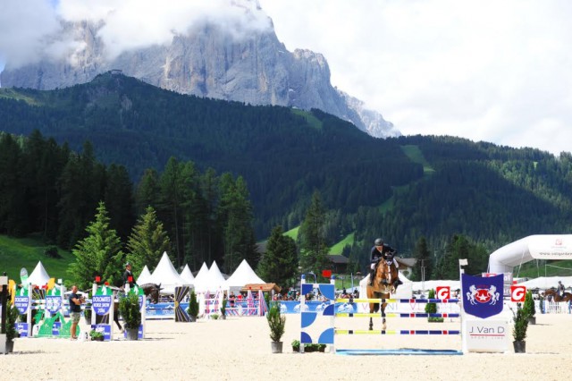 Die Dolomites Horse Show ist eine sportliche Veranstaltung auf höchstem Niveau in einer einmaligen Landschaft. © Dolomites Horse Show