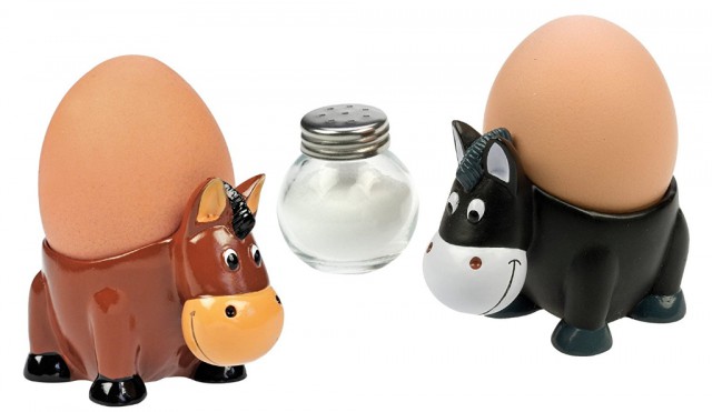 Als Geschenk oder kleine Aufmerksamkeit kommen diese süßen Eierbecher mit Pferde Motiv sicher gut an. © Amazon