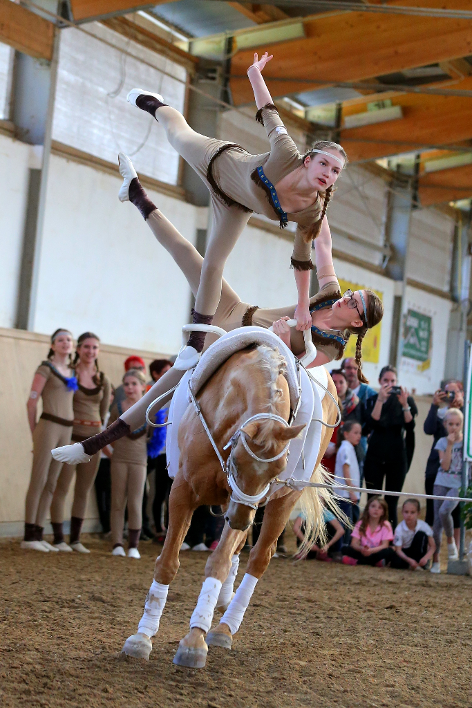 Akrobatik, Choreographie, Harmonie und Eleganz - Voltigieren ist so viel mehr als nur Turnen am Pferd. © Andrea Fuchshumer