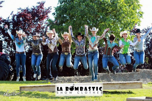 Handgemachte und massgeschneiderte Outfits von La Bombastic sind der Hingucker auf jedem Turnier. © Facebook La Bombastic