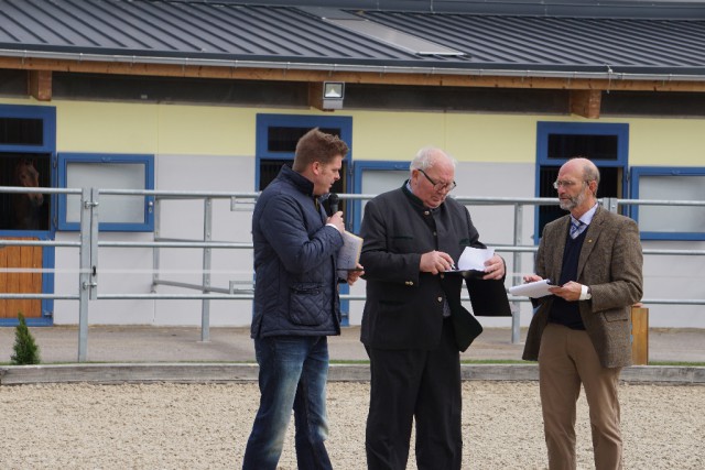 Der Ehrenvorsitzende des Hannoveraner Verbandes Manfred Schäfer und Zuchtrichter Dr. Ludwig Christmann bei der Beurteilung der Stuten. © Karina Schröer