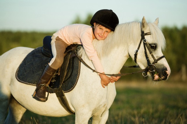 Wenn dein Kind ein Pony bekommt, dann bekommt es einen besten Freund, auf den es sich immer verlassen kann. © Shutterstock/Puhach Andrei