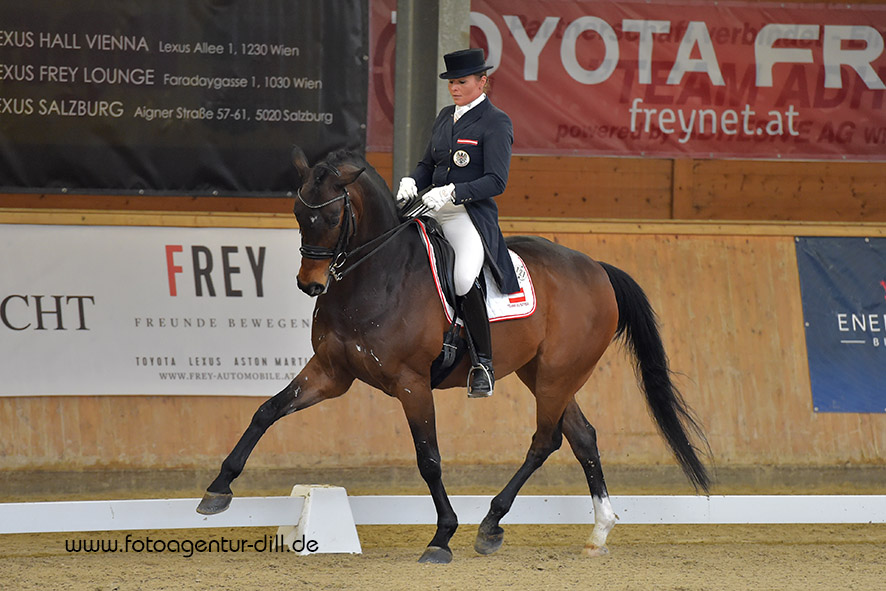 Ulrike Prunthaler setzte sich im Grand Prix auf Bartlguts Quarz an die Spitze! © Fotoagentur Dill