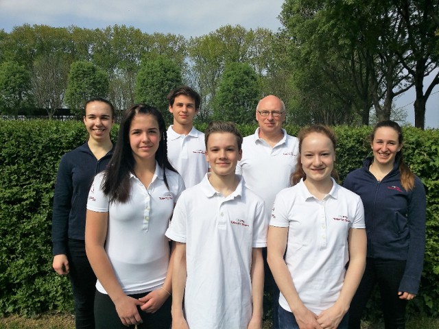 Österreichs Voltigierer sind nach Italien gereist: Sandra Hörhager, Philip Clement, Marie-Christine Clement, Sarah Nagl, Georg Gabl, Equipechef Manfred Rebel und Sabrina Schiebl © Team Österreich