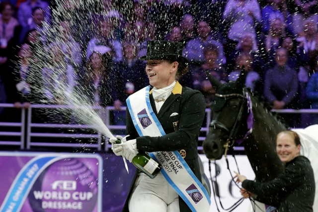 Champagner in Ehren, kann niemand verwehren - auch nicht Isabell Werth (GER) bei der Siegerehrung vom Weltcupfinale in Omaha (USA). © FEI / Jim Hollander