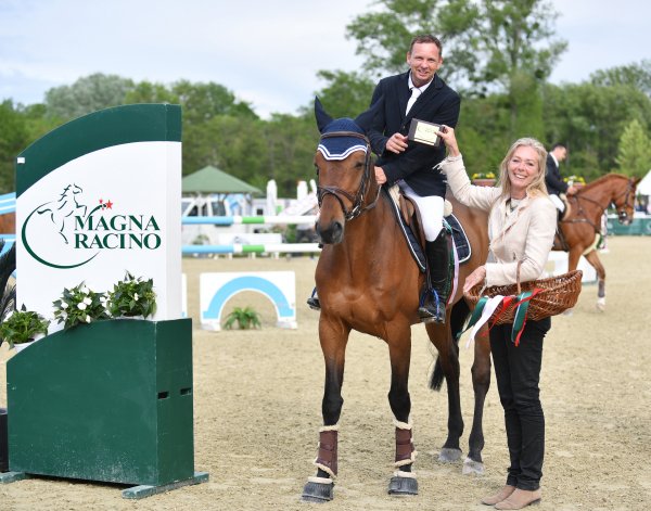 Andreas Brenner (GER) holte sich mit Arunna einen schnellen Sieg in der Platin Tour. © Magna Racino