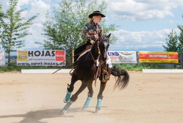 Eva-Maria Hofer und Hot Black Jack wurden mit Score 70 Dritte in der Rookie Reining und sammelten 8 Punkte für das Team-Konto. © Indrich