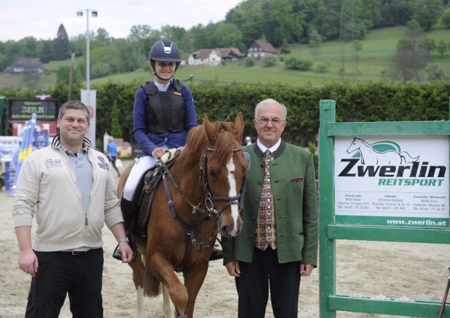 Markus Zwerlin und Ludwig Hoffmann gratulieren der Siegerin im Zwerlin Cup Elisabeth Knaus. © Horse Sports Photo