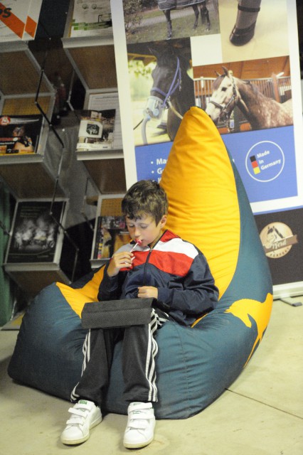 Chillen in der Alpenspan Team Tour Lounge - die Jugend zeigt wie's geht. © Horse Sports Photo