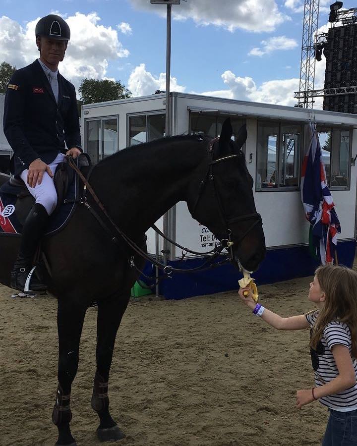 Diese Banane hat sich Cornet Kalua wirklich verdient! © Max Kühner Sporthorses