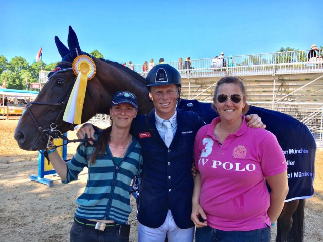 Max Kühner und die beiden Grooms Lisa und Alex strahlten am Wochenende bei der Pferd International in München um die Wette. © Max Kühner Sporthorses